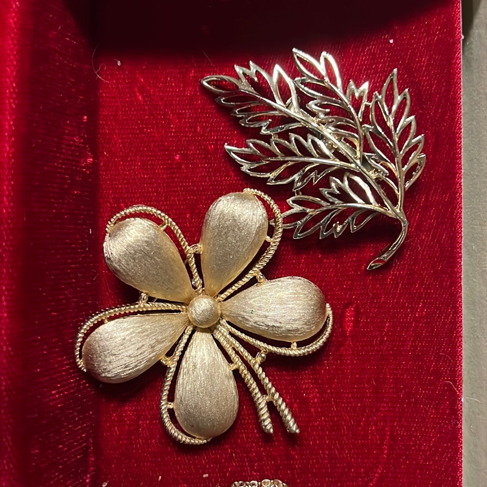 Flower/ leaf pin